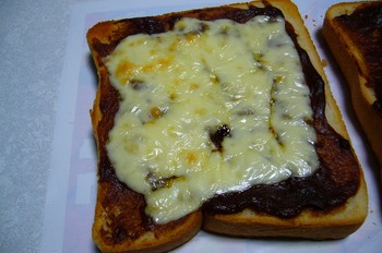 100925lカレールーにとろけるチーズのトースト (1).jpg